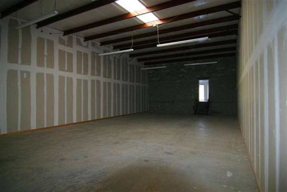 4800 SF 2 Drive-In Doors and 2 Dock Doors